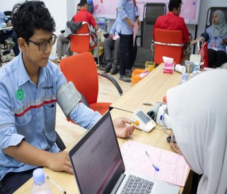 Pendonor mengikuti kegiatan donor darah di Dumai untuk mendukung ketersediaan stok darah di wilayah tersebut.